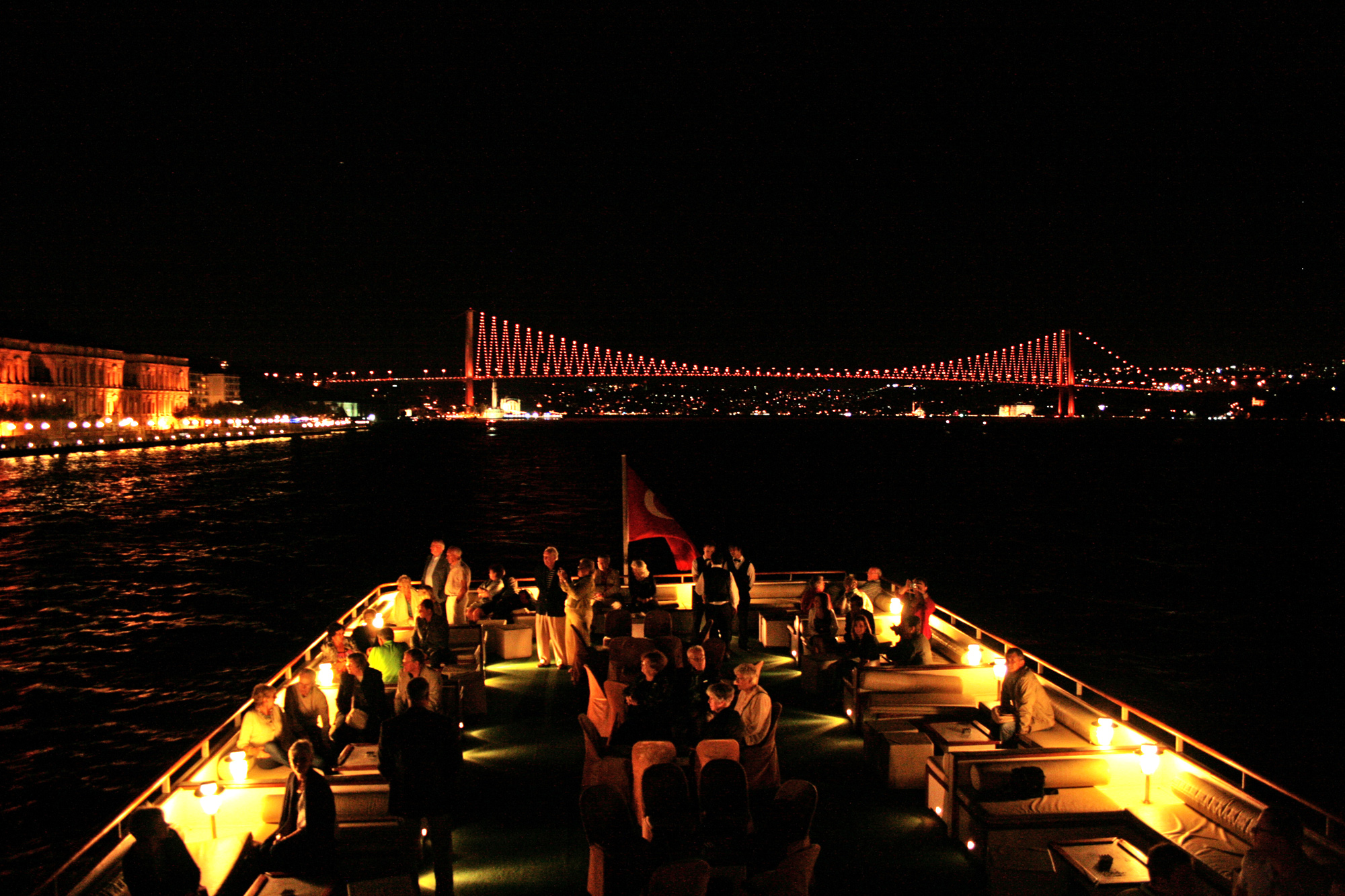 Istanbul: Bosphorus Dinner Cruise with Entertainment